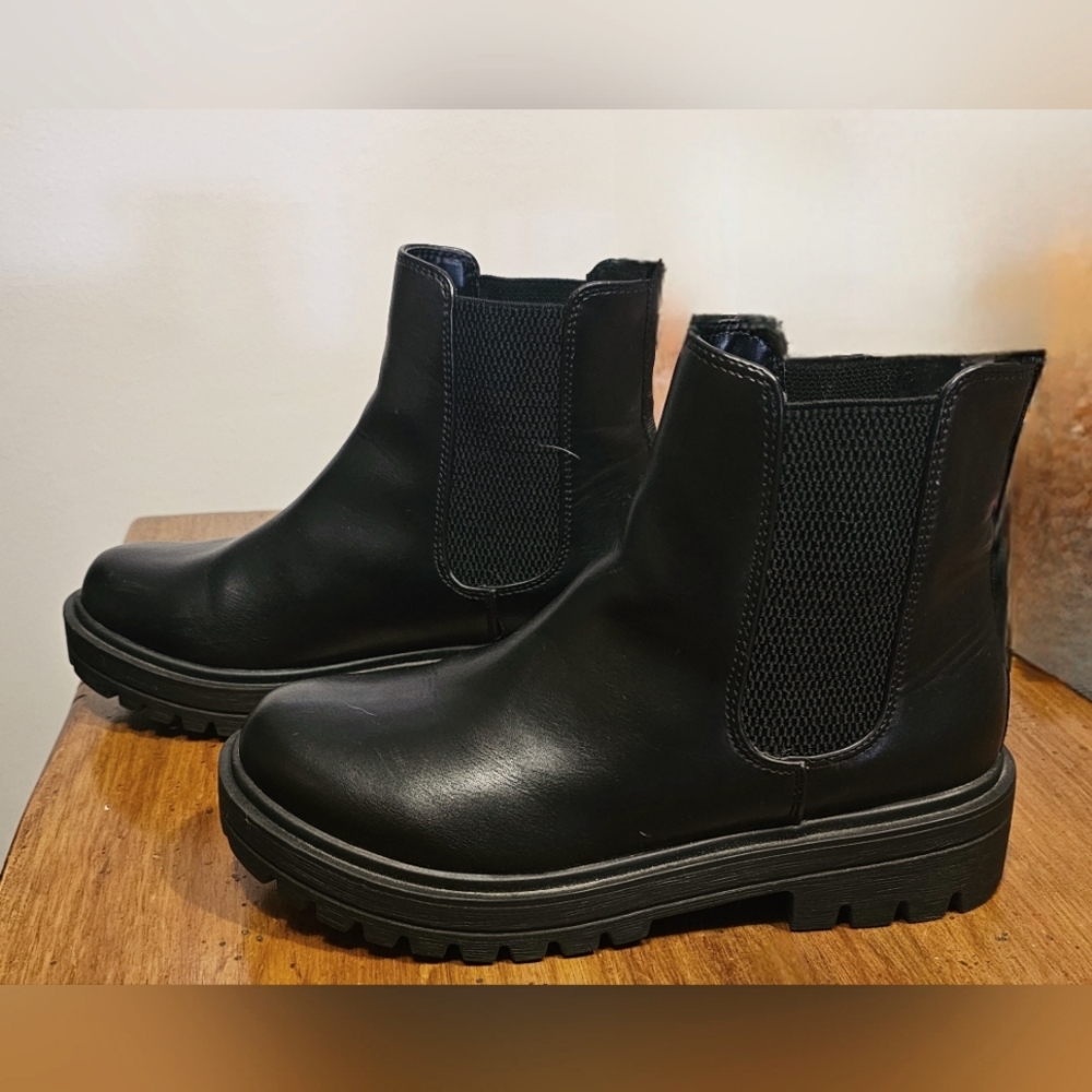 SODA Chelsea black faux leather boots